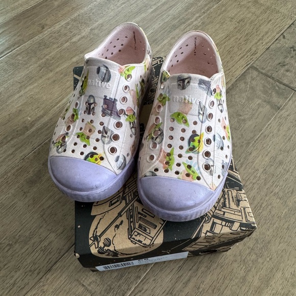 Toddler size 8 Native x Star Wars baby Yoda jefferson print slip on sneakers - Picture 2 of 7